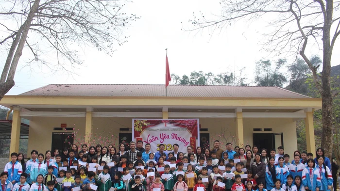 Trao quà cho học sinh Điểm trường Khe Cạn, xã Nam Hoà, tỉnh Thái Nguyên.