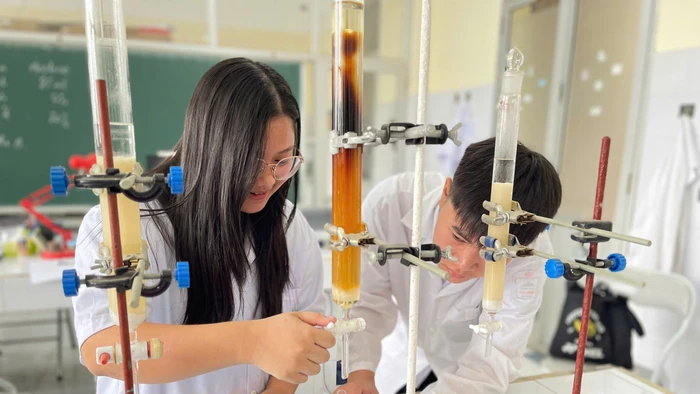 Học sinh Trường THPT Phú Lương nghiên cứu sản phẩm.