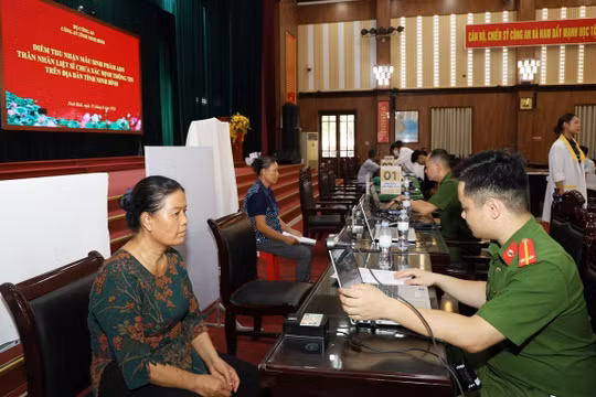 Lực lượng Công an tỉnh Ninh Bình hướng dẫn, hỗ trợ thân nhân liệt sĩ hoàn thiện thủ tục thu nhận mẫu sinh phẩm ADN. Ảnh: Khánh Chi