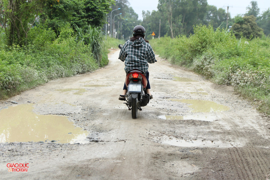 Để giúp người dân hạn chế khó khăn, UBND xã Nghi Ân hỗ trợ kinh phí để người dân đổ lớp đá dăm cải thiện sự lầy sục, lấp tạm các chỗ bị sụt lún, bong tróc. duong1.jpg