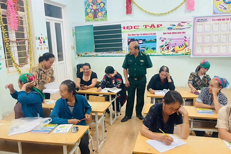 Lớp xòa mù chữ ở bản Piêng Vai, xã Mỹ Lý. (Ảnh: CSCC).