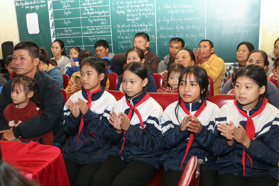 Các em học sinh và phụ huynh Trường THCS Kỳ Tân. img-9677.jpg