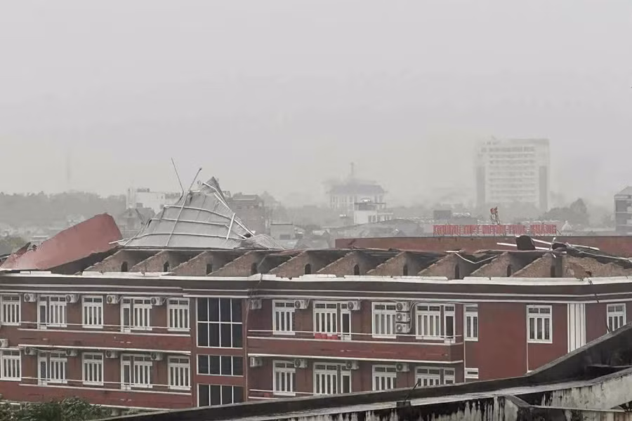 Mái tôn Trường THPT Huỳnh Thúc Kháng (Nghệ An) bị bão thổi bay.