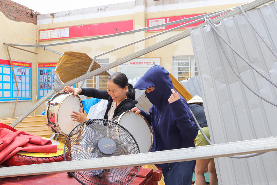 Bà Trần Thị Oanh, Hiệu trưởng Trường Tiểu học Hưng Lợi (xã Lam Thành) cho biết, nhà trường có 9 lớp với 236 em học sinh. Bão Bualoi quét qua khiến dãy phòng học 2 tầng bị bay mái tôn; 2 phòng học bị sập làm hư hỏng toàn bộ thiết bị và kết cấu của công trình. bao-so-10-10.jpg