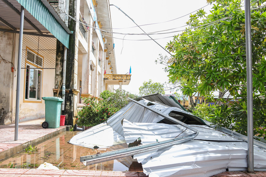 Bà Oanh cho biết, do nước lũ trong trường vẫn đang lên và khối lượng công việc dọn dẹp lớn thì dự kiến sang tuần sau nhà trường mới dạy học trở lại. bao-so-10-12.jpg