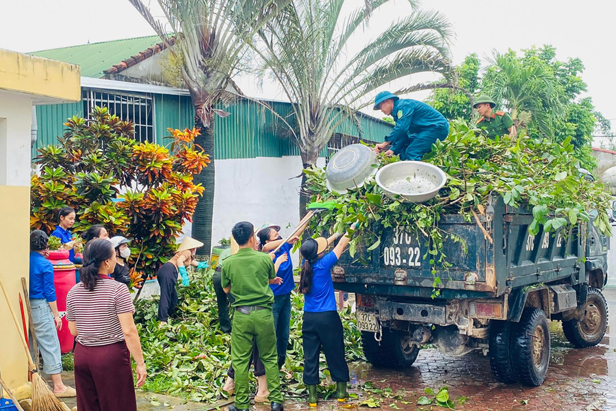 Lực lượng Công an, Đoàn thanh niên hỗ trợ Trường Mầm non Sao Mai (xã Quỳ Hợp) dọn dẹp cây xanh bị ngã đổ ở sân trường. bao-so-10-3.jpg