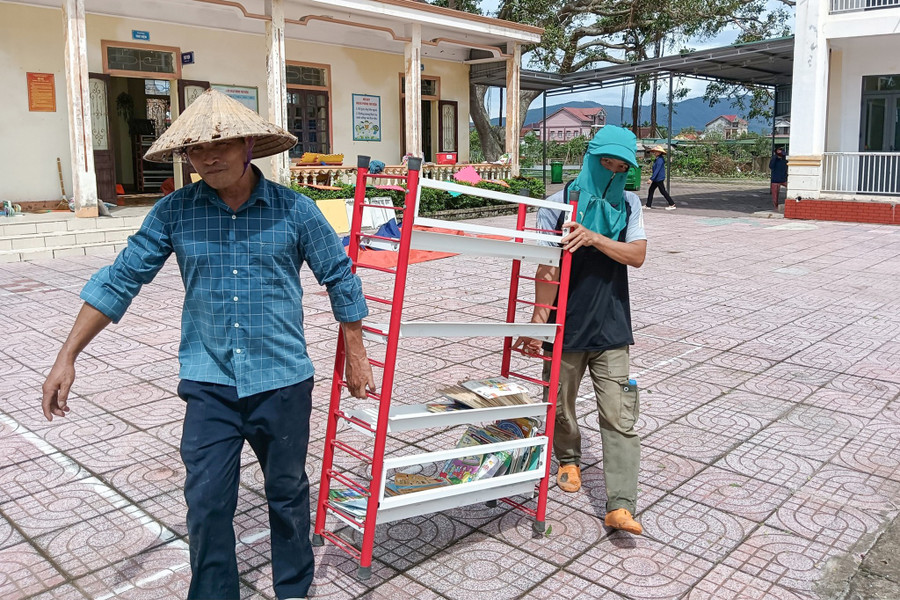 Hiện, các trường học trên địa bàn tỉnh Nghệ An vẫn đang nỗ lực khắc phục hậu quả mưa lũ. Dự kiến, trong tuần này, một số trường học sinh chưa thể trở lại trường học. bao-so-10-7.jpg