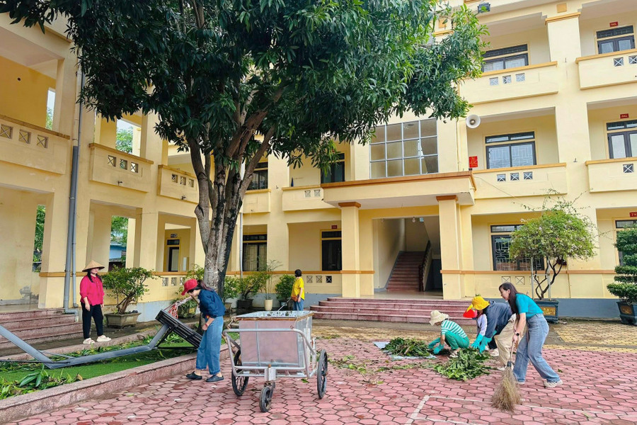 Giáo viên Trường THCS Đặng Thai Mai dọn dẹp sân trường, sẵn sàng đón học sinh trở lại trường vào ngày 1/10. bao-so-10-6.jpg