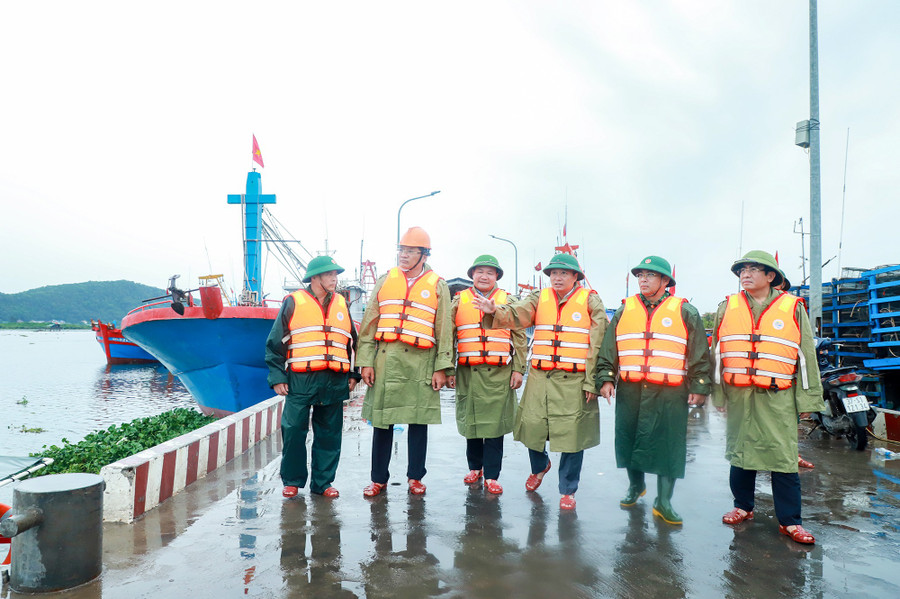 Chủ tịch UBND tỉnh Nghệ An Lê Hồng Vinh kiểm tra công tác phòng chống bão Wipha. (Ảnh: Kim Oanh) kiem-tra-tai-cua-lo.jpg