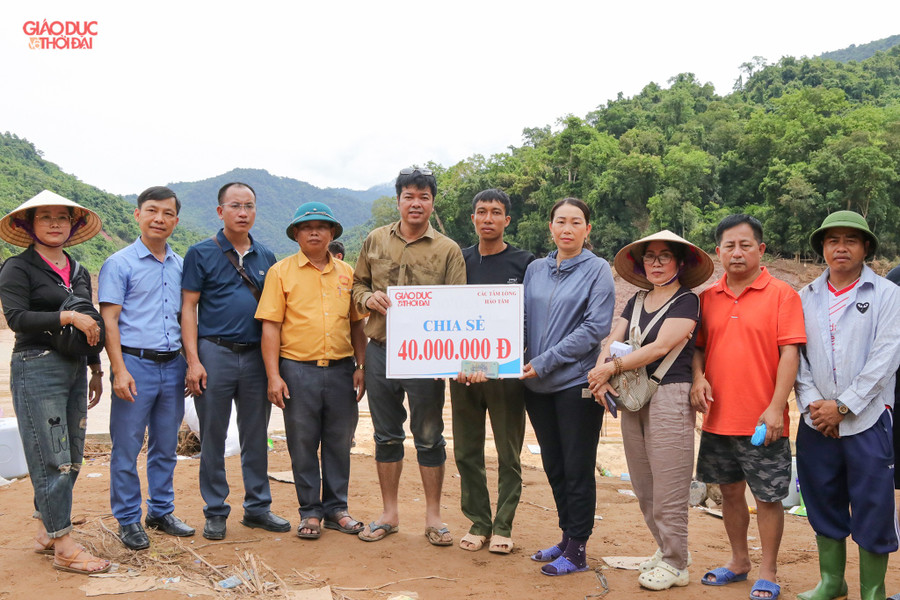 Báo GD&TĐ trao 40 triệu đồng cho đại diện Trường Phổ thông DTBT Tiểu học Mỹ Lý 2. (Ảnh: Phạm Tâm) img-7064-copy.jpg