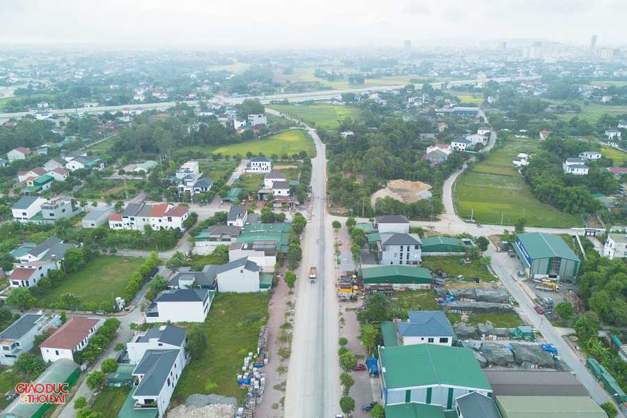 Đường Vạn Xuân (đường 35m) dài hơn 8km, nối từ Quốc lộ 46 đến đường ven sông Lam, đi qua các xã phường Hưng Hòa, Hưng Lộc, Nghi Đức và Nghi Ân của TP Vinh. (Ảnh: Phạm Tâm) duong13.jpg
