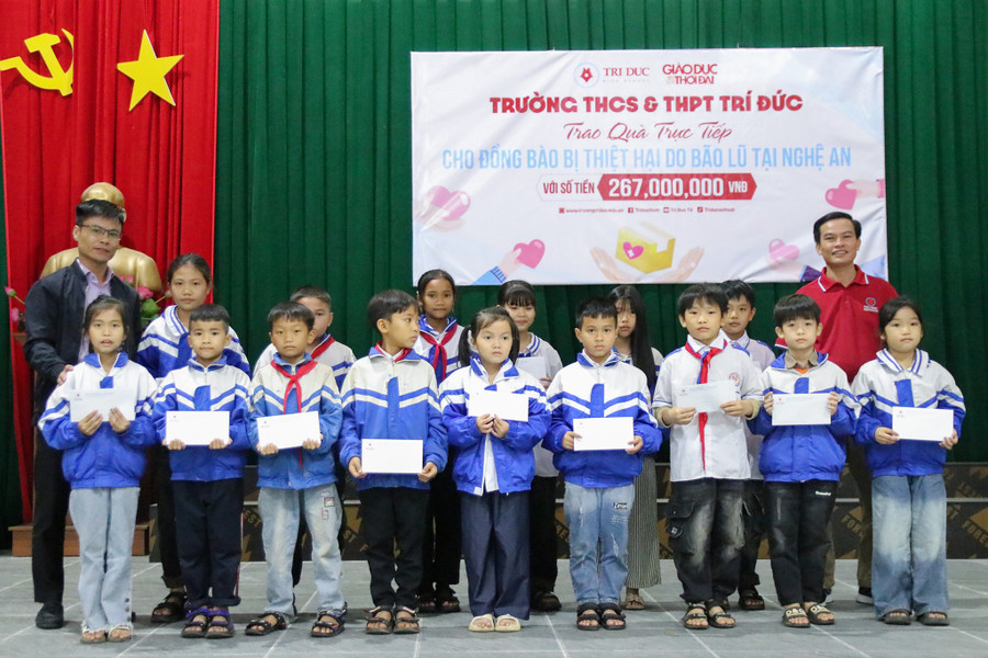 Những phần quà giúp các em có thêm kinh phí mua sách vở, dụng cụ học tập. img-9864.jpg