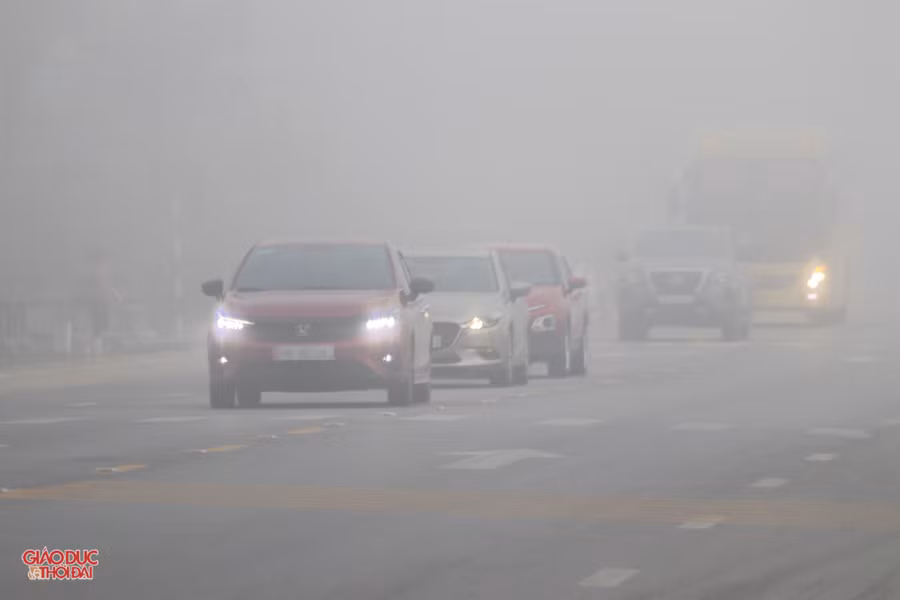 Sương mù khiến các phương tiện tham gia giao thông di chuyển khó khăn hơn. (Ảnh: Phạm Tâm)