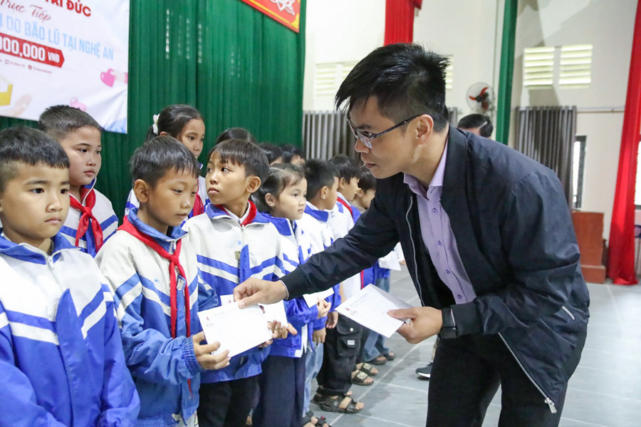 Trao quà cho 33 em học sinh có hoàn cảnh khó khăn. img-9839.jpg