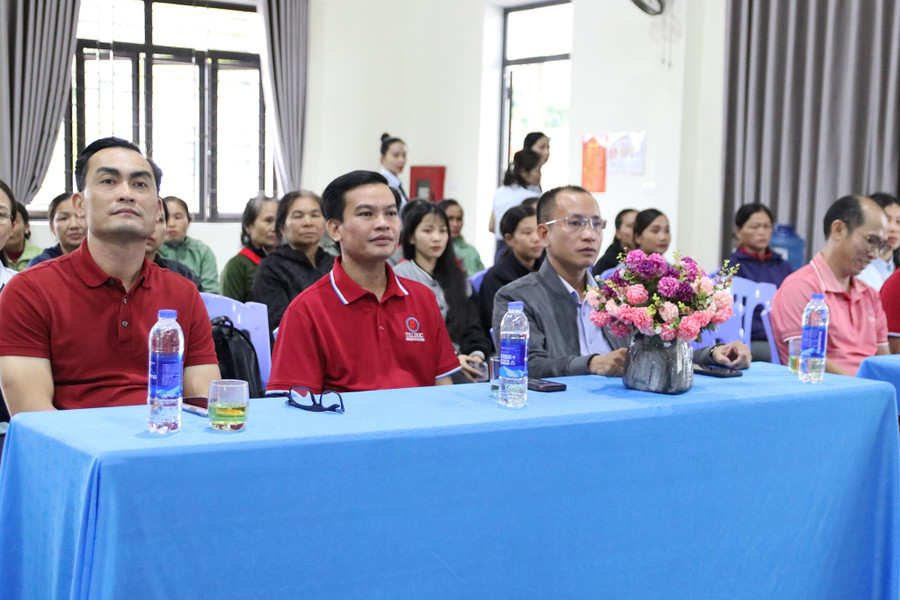 Các thành viên đoàn thiện nguyện Trường THCS & THPT Trí Đức cùng Báo GD&ĐT. img-9913.jpg