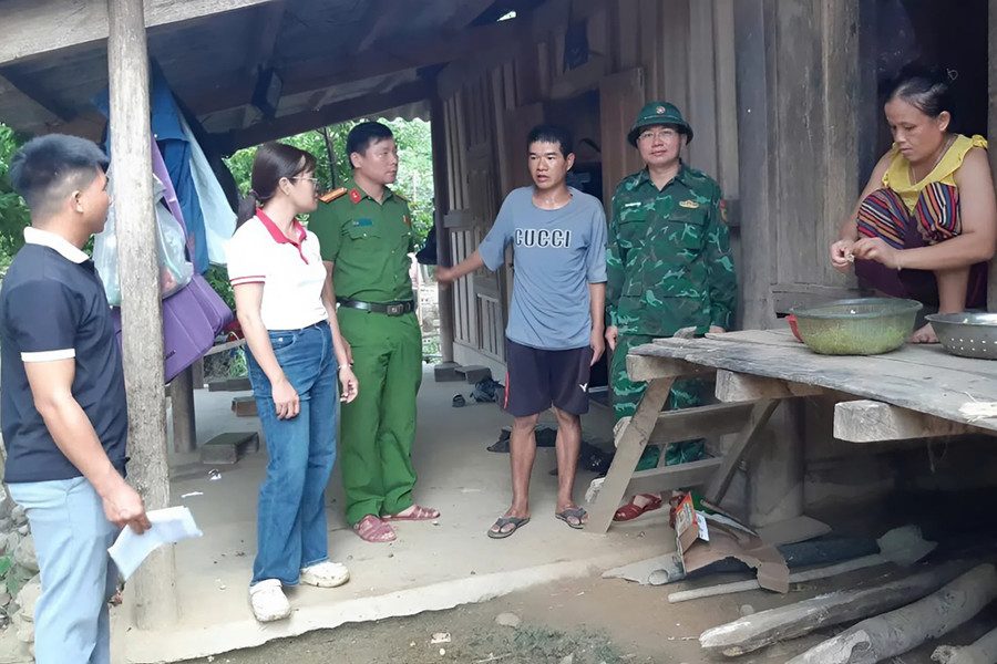 Lực lượng chức năng vận động người dân bản Ta Đo, xã Mường Típ di dời đến nơi an toàn trước khi bão số 5 đổ bộ. (Ảnh: CSCC) 1756024763598.jpg