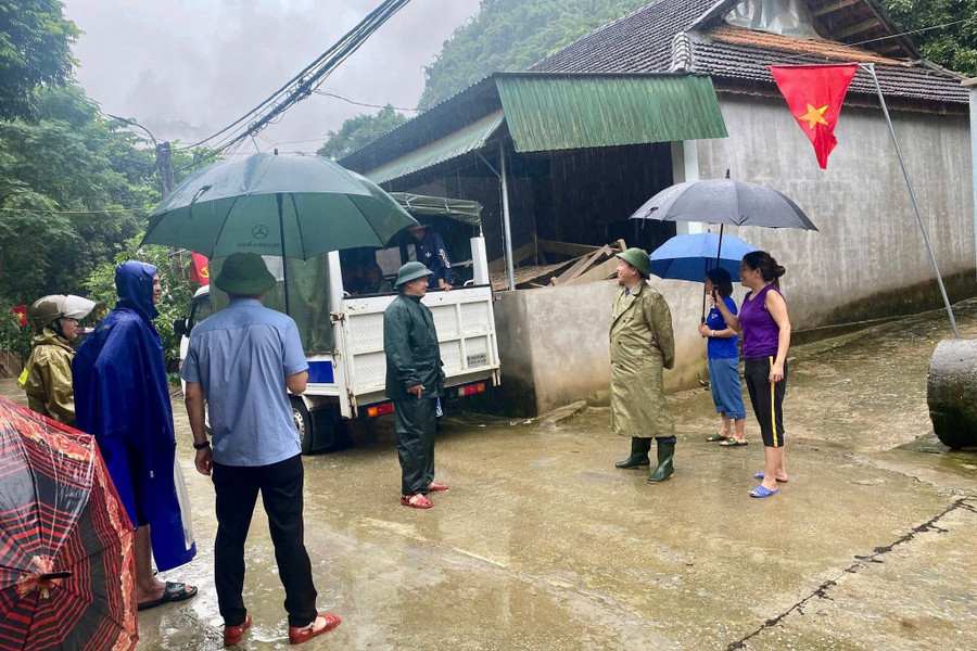 Lực lượng chức năng di dời người dân bản Xốp Nặm đến nơi an toàn. (Ảnh: Hải Thượng) 519412752-3354868747984287-2130785786152903251-n.jpg