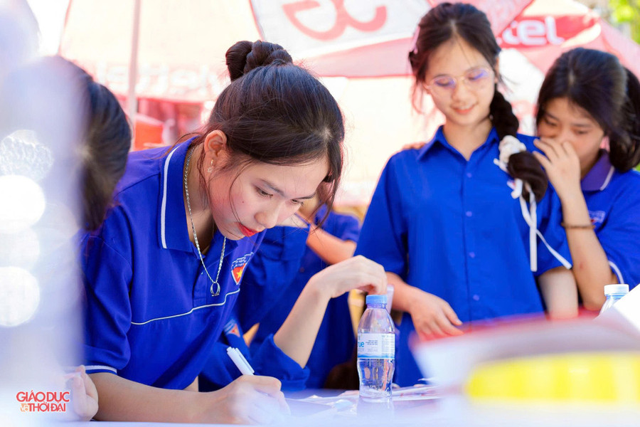 Để động viên các sĩ tử, Huyện đoàn Anh Sơn huy động gần 200 đoàn viên, thanh niên tình nguyện, chia làm 2 ca (sáng, chiều) tổ chức chương trình "Tiếp sức mùa thi" tại 3 điểm thi. doan1.jpg