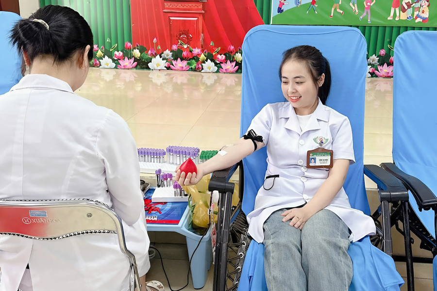 Bác sĩ của trung tâm hiến máu cứu giúp bệnh nhân. (Ảnh: CSCC) betterimage-1749804377829.jpg