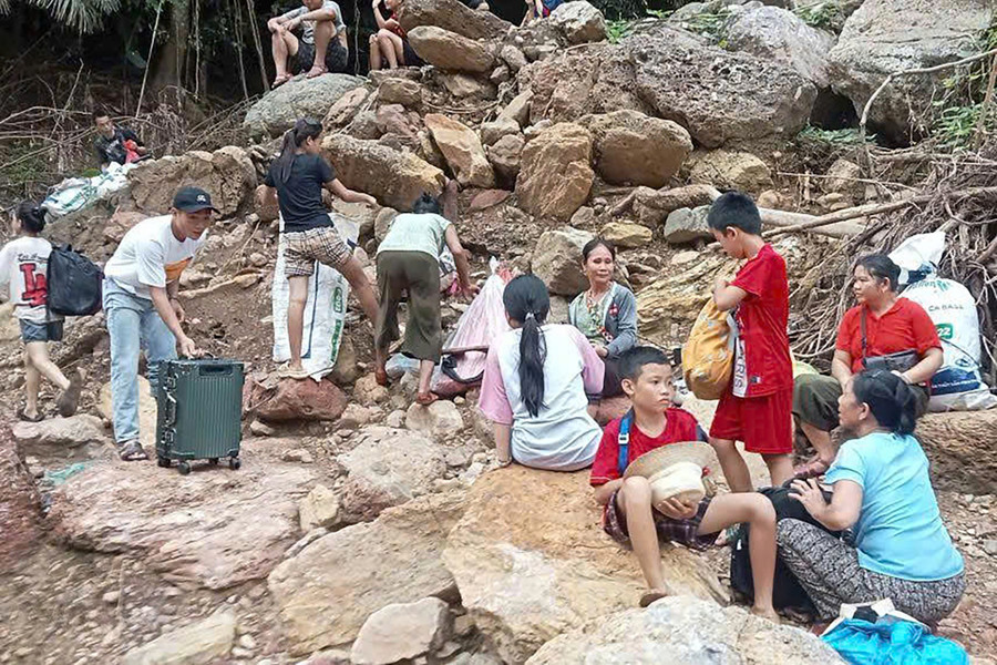 Ông Trần Sỹ Hà, Hiệu trưởng Trường Phổ thông DTBT Tiểu học Mỹ Lý 2 cho biết, trường chính tại bản Xằng Trên bị lũ tàn phá, buộc nhà trường phải điều động giáo viên đến các bản để dạy học. Những điểm trường bị lũ cuốn, nhà trường sẽ mượn nhà văn hóa để việc dạy và học được diễn ra bình thường. 28dac136431ac844910b.jpg