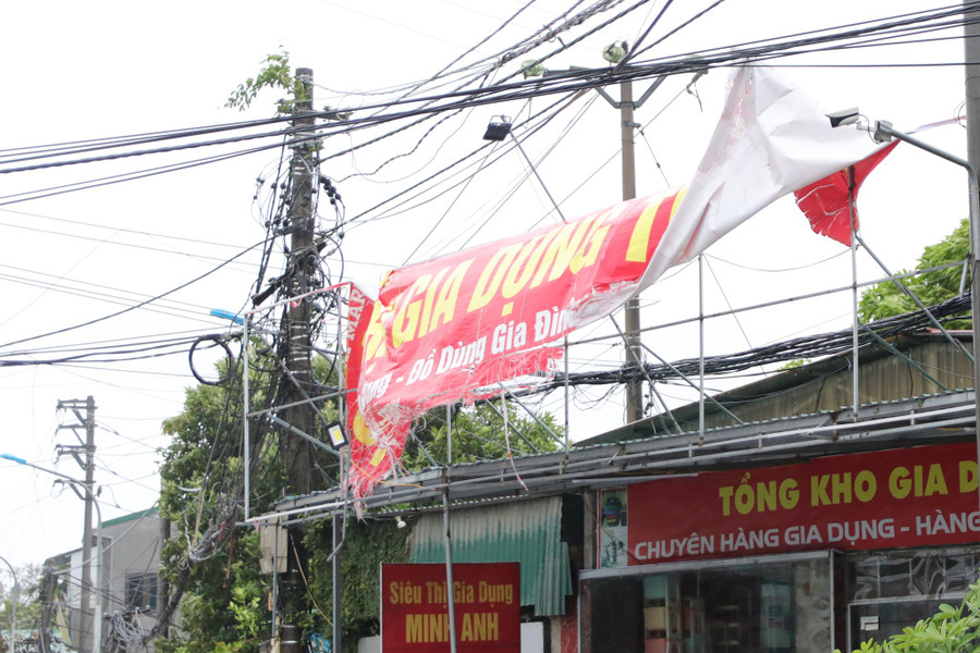 Không ít biển quảng cáo khổ lớn, pano bằng bạt cũng bị gió cuốn phăng. bao-14.jpg