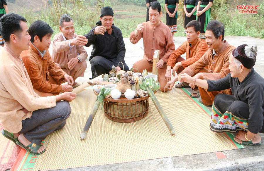 Sau nghi thức lễ, người dân sum vầy bên mâm cơm. (Ảnh: Đình Tuân). odu4.jpg