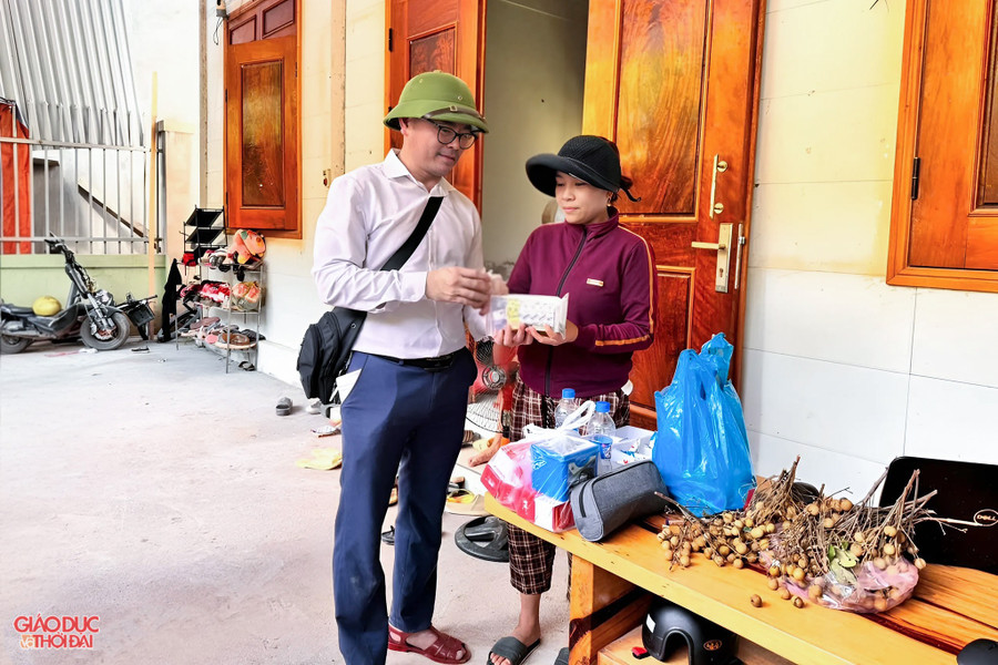 Nhiều phần quà đến với người dân, giáo viên bị ảnh hưởng bởi mưa lũ. (Ảnh: Phạm Tâm) thayvinh2.jpg