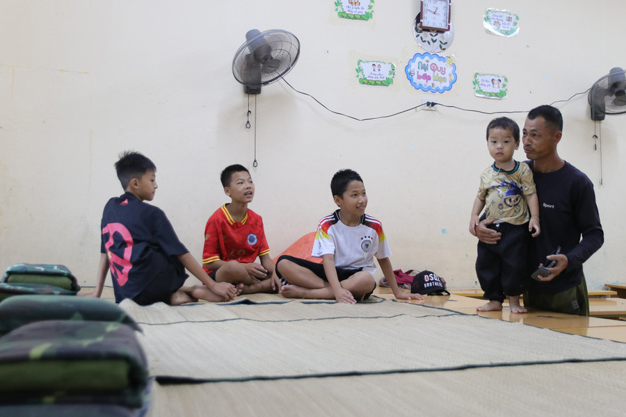 Ông Nguyễn Ngọc Sâm (SN 1949, trú tại khối Đông Tiến) cho biết, nhà ông nằm sát cảng Nghi Thủy, nơi được dự báo ngập rất sâu. Vừa mờ sáng, cán bộ tới nhà vận động vợ chồng ông Sâm đến trường học để tránh bão. bao-cl-8.jpg