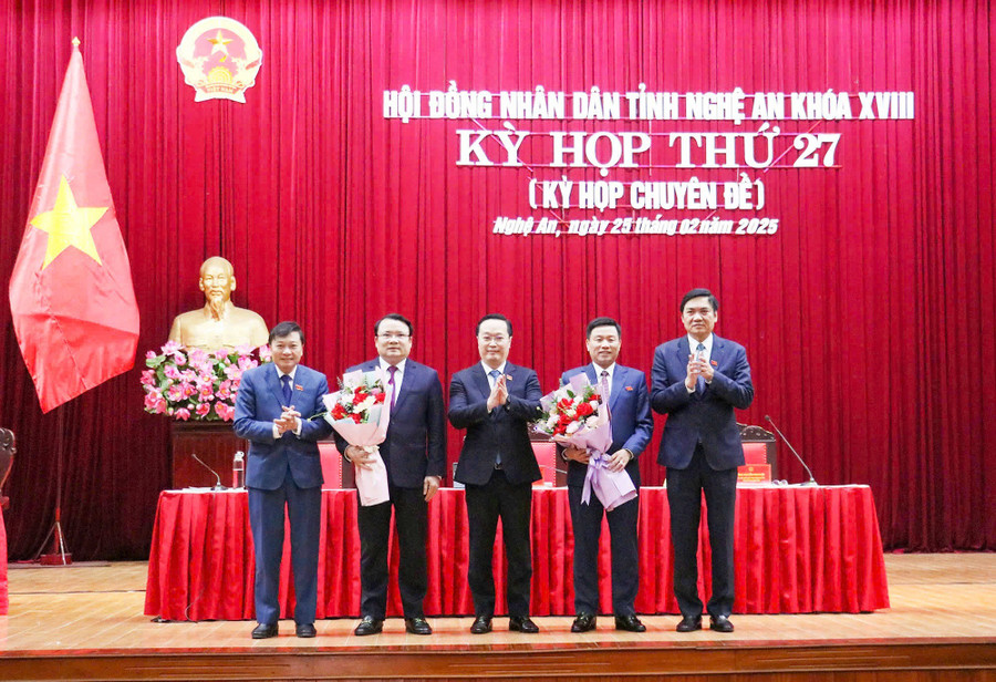 Lãnh đạo Tỉnh ủy Nghệ An tặng hoa chúc mừng 2 tân Phó Chủ tịch UBND tỉnh. (Ảnh: nghean.gov.vn)