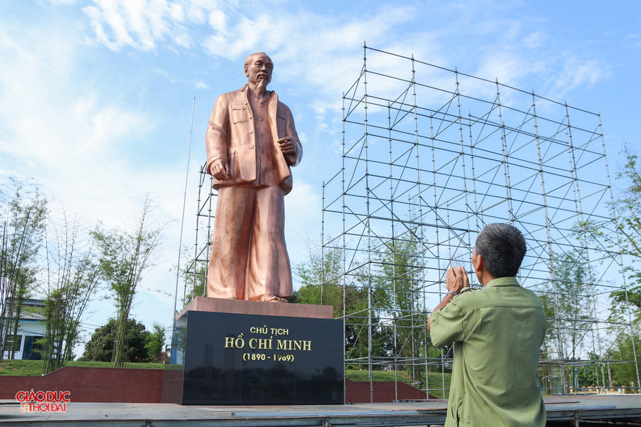 Người dân xã Kim Liên đến thăm quan, tỏ lòng tri ân, thành kính trước tượng đài Chủ tịch Hồ Chí Minh. tuongbac8.jpg