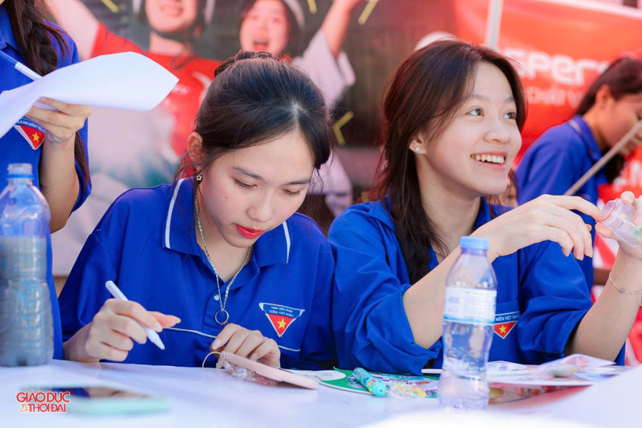 Ngoài ra, đội hình tình nguyện phối hợp chặt chẽ với lực lượng giám thị để rà soát và hỗ trợ thí sinh đến muộn. doan4.jpg