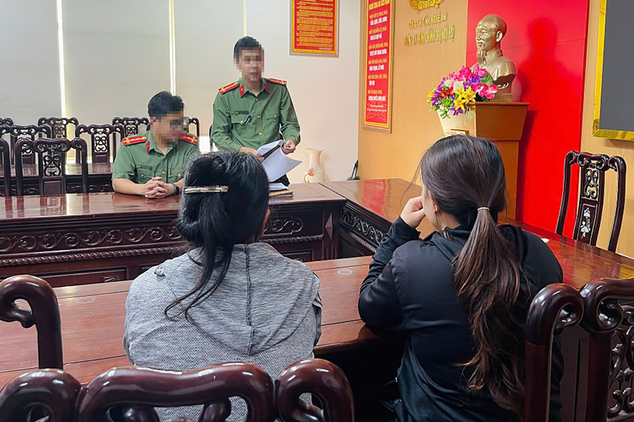 Công an làm việc với 2 người phụ nữ tung tin đồn thất thiệt. (Ảnh: CANA)