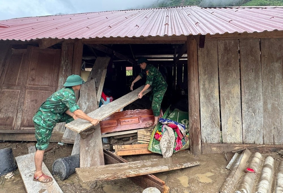 Sau khi lũ rút, các cán bộ chiến sĩ Đồn Biên phòng Nhôn Mai, Đồn Biên Phòng Tri Lễ đã xuống hỗ trợ người dân khắc phục hậu quả. b12-928-8980.jpg