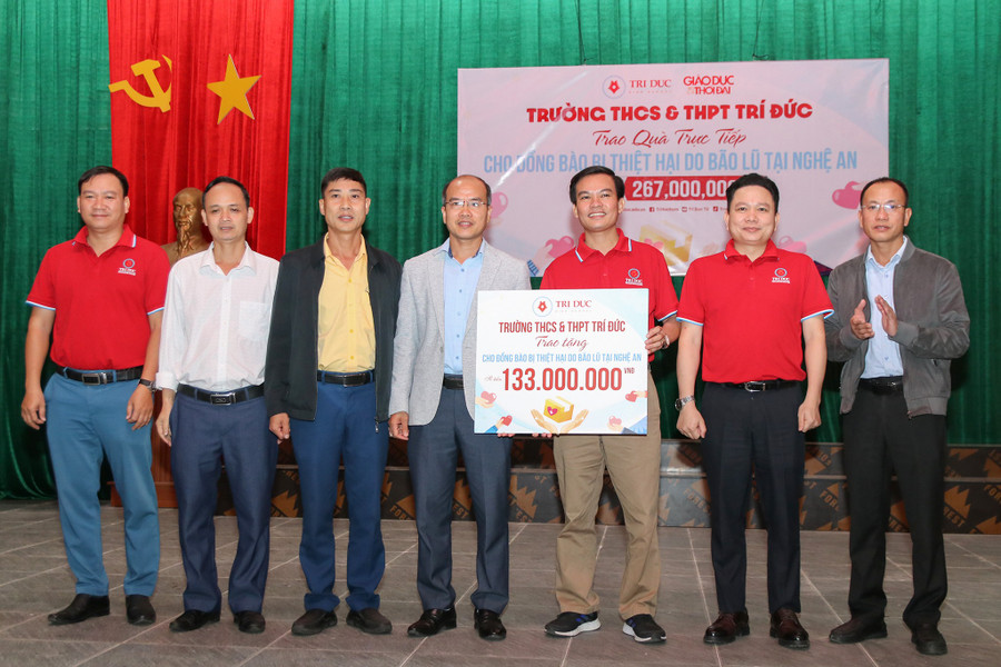 Lãnh đạo xã Tân Phú tiếp nhận tiền hỗ trợ của Trường THCS & THPT Trí Đức. img-9801-copy.jpg
