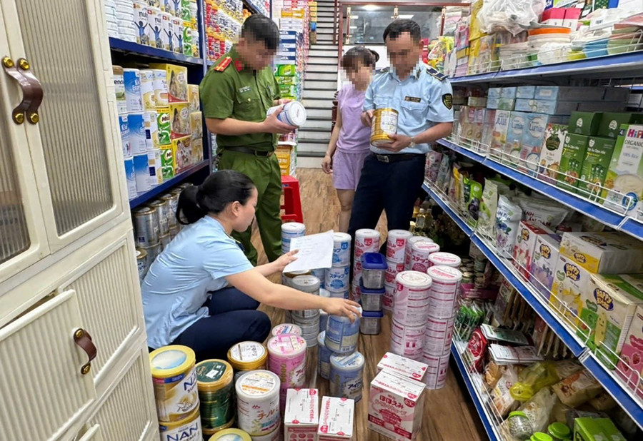 Cơ quan chức năng tỉnh Nghệ An thu giữ gần 200 sản phẩm sữa bột trẻ em nhập lậu. (Ảnh: QLTT) 7-11-jpg.jpg