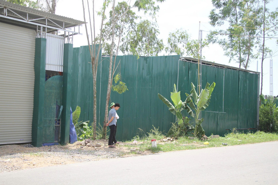Người dân dựng tôn bên ngoài công trình xây dựng trái phép. dong-thanh-3.jpg