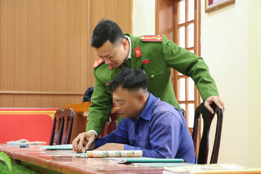 Cán bộ Cơ sở Cai nghiện ma túy số 1 (thuộc Phòng Cảnh sát điều tra tội phạm về ma túy, Công an tỉnh Nghệ An) hướng dẫn học viên viết chữ.