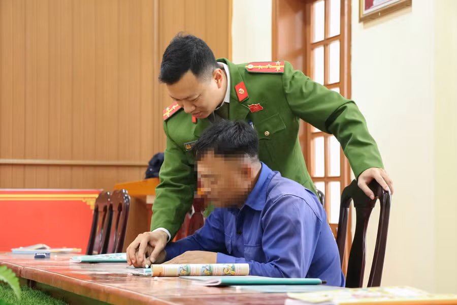 Cán bộ Cơ sở Cai nghiện ma túy số 1 (thuộc Phòng Cảnh sát điều tra tội phạm về ma túy, Công an tỉnh Nghệ An) hướng dẫn học viên viết chữ.