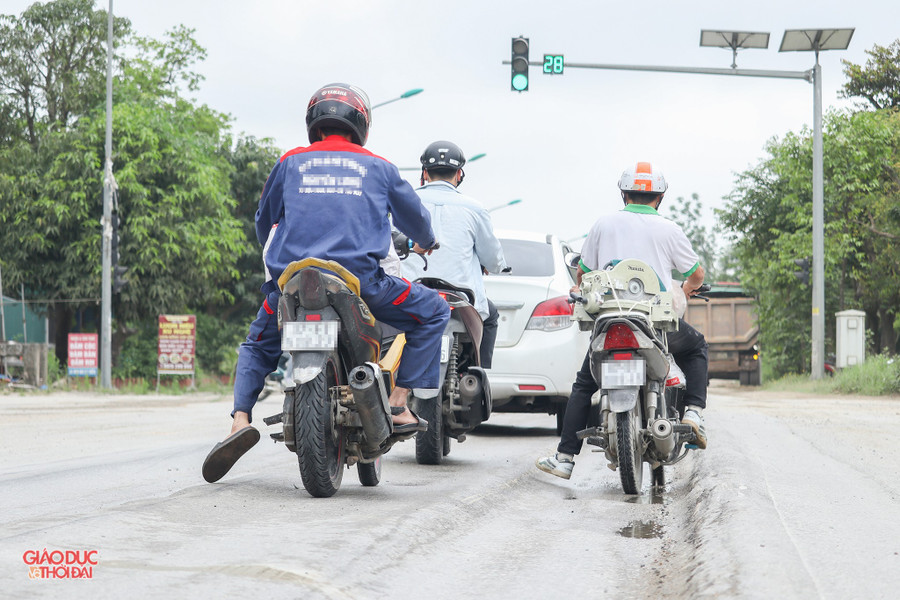Ông Nguyễn Văn Lợi (trú tại xã Nghi Đức, TP Vinh) cho biết, có những vị trí đường lún sâu gần 20cm, xe ô tô đi lên lại trượt xuống. Ngày mưa, nước đọng trên mặt đường làm nhiều người đi xe máy bị tai nạn. duong10.jpg