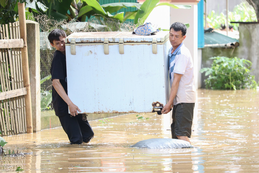 Chiều 23/7, người dân thôn Bản Pha tranh thủ đưa tài sản đến nơi khô ráo, an toàn. concuong12.jpg