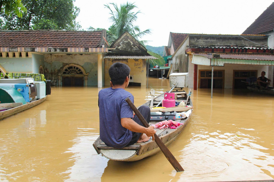 Anh Ngô Thế Cường (SN 1984, trú tại thôn Bản Pha, xã Con Cuông) cho biết, chiều 22/7, chính quyền địa phương triển khai lực lượng và các biện pháp bảo vệ tài sản, tính mạng cho người dân. concuong14.jpg