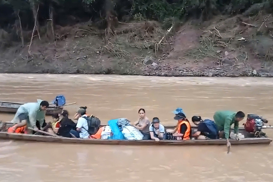 Hành trình đến trường của các em học sinh ở bản Cha Nga phải vượt qua nhiều đèo dốc, sông suối. 16e573ff8ccb07955eda.jpg