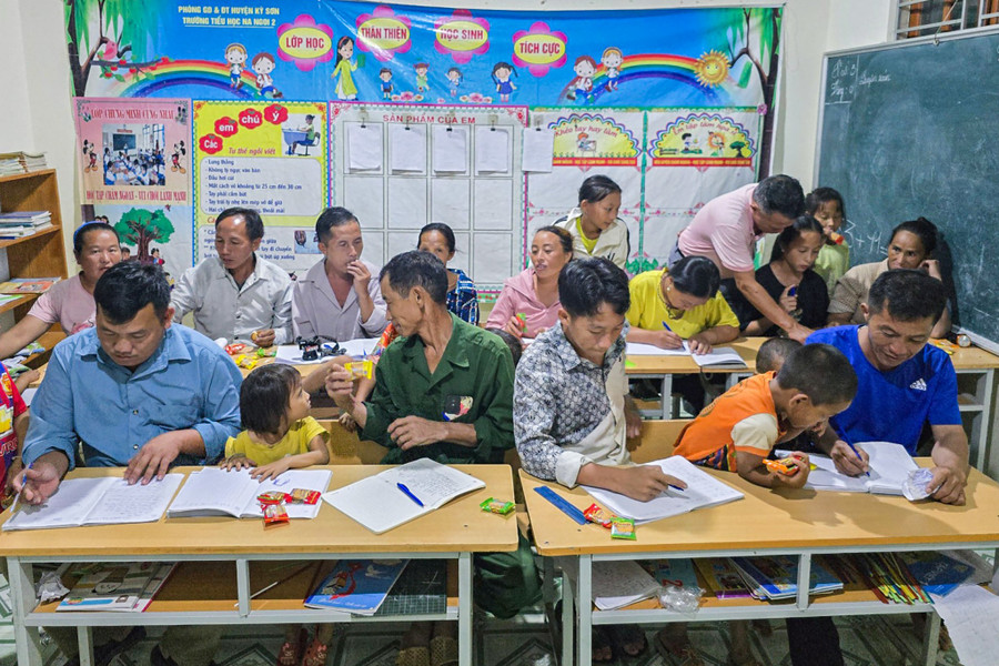 Nhiều năm qua, công tác xóa mù chữ ở xã Na Ngoi chú trọng. xoa-mu-chu-8.jpg