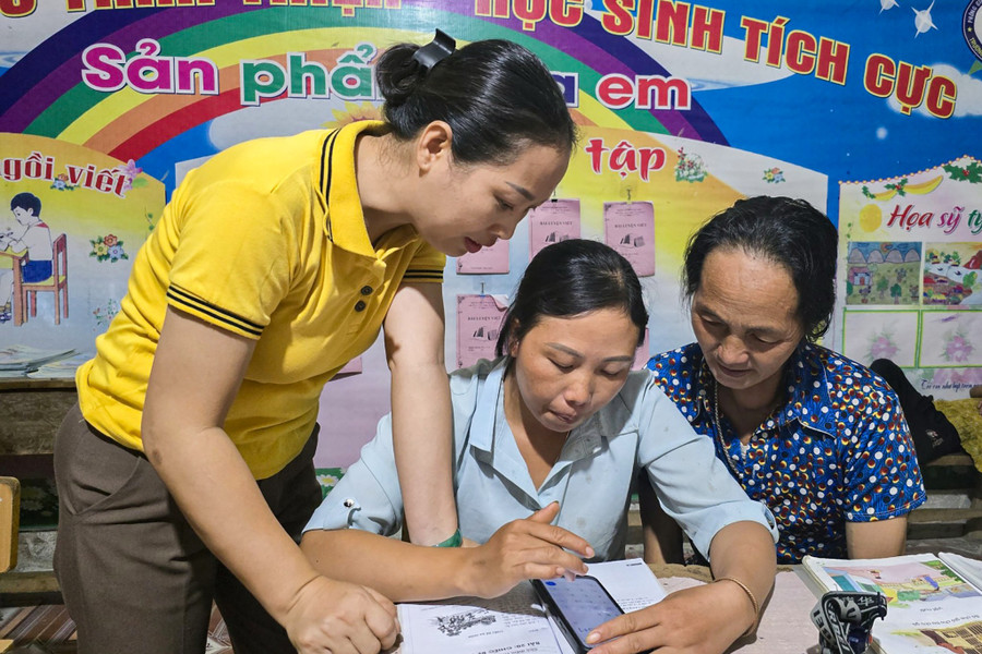 Lớp xóa mù chữ ở xã Na Ngoi, Nghệ An.