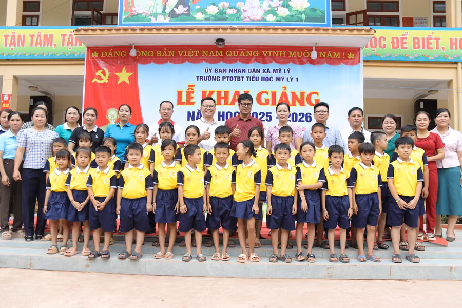 Báo GD&TĐ tặng đồng phục cho học sinh Trường Phổ thông DTBT Tiểu học Mỹ Lý 1. (Ảnh: Phạm Tâm)