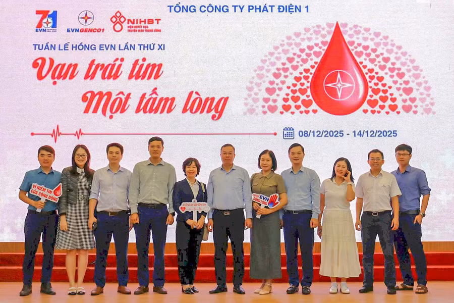 Lãnh đạo, nhân viên EVNGENCO1 tham gia hiến máu tình nguyện.