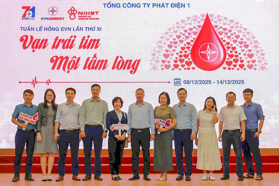 Lãnh đạo, nhân viên EVNGENCO1 tham gia hiến máu tình nguyện.