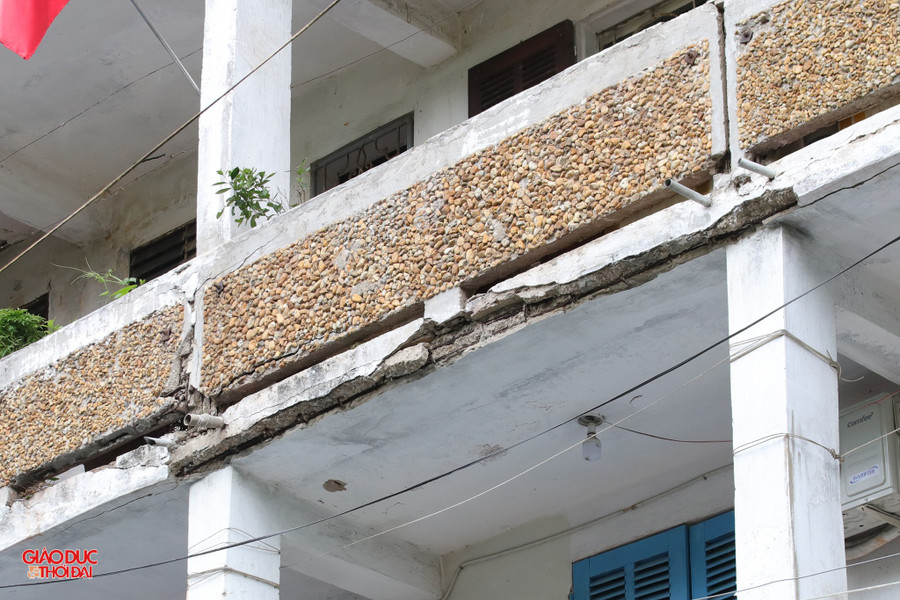 Cách đây 10 ngày, tại tòa nhà C4, một phần lan can tầng 4 bất ngờ gãy đổ, treo lơ lửng. May mắn không có người bị thương. img-7571-copy.jpg