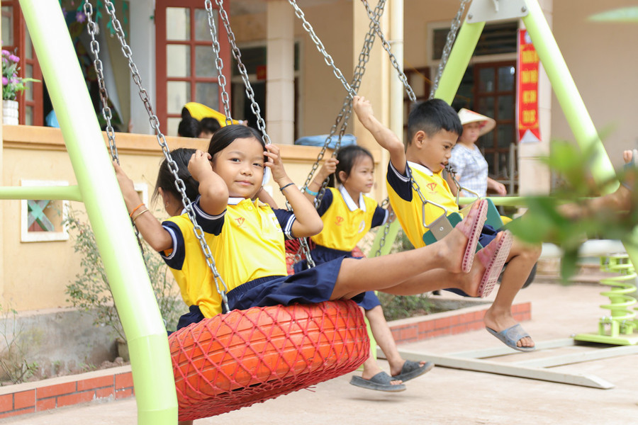 Niềm vui rạng rỡ của các em học sinh khi nhận đồng phục mới từ Báo GD&TĐ. img-8205-copy.jpg