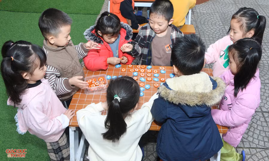 Học sinh Trường Mầm non Hòa Bình làm quen với trò chơi đánh cờ. 